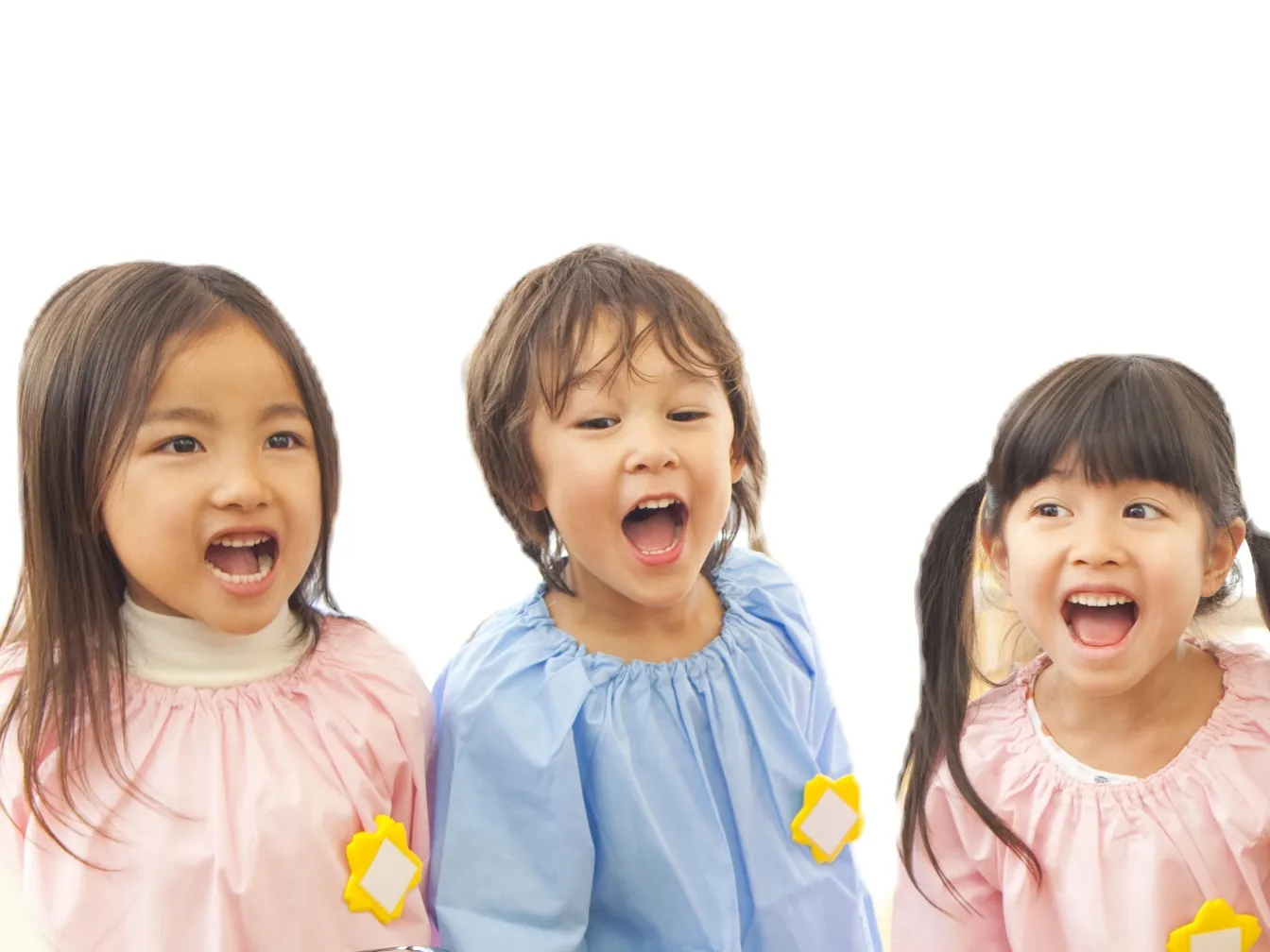 口を大きく開けて笑う3人の子どもの写真