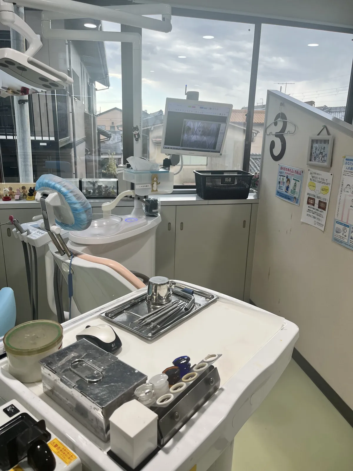 診療室に置かれた治療用の機器の写真